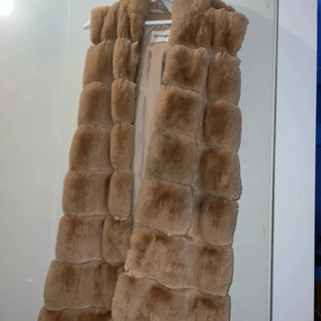 Beige pälsväst i rutor