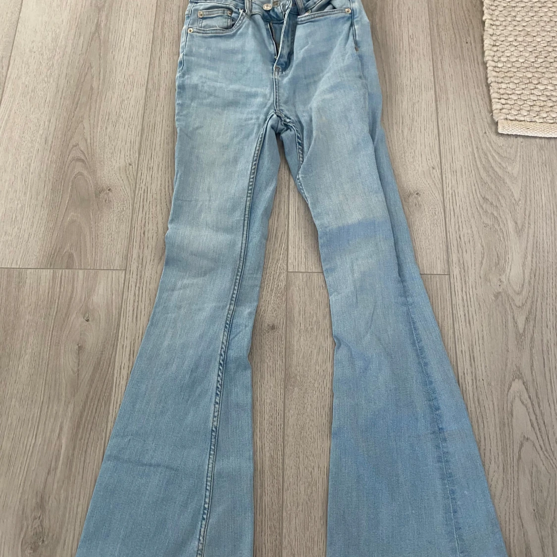 Ljusblå bootcut jeans från 157, XS