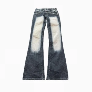 Crazy age jeans  - Sjukt snygga lågmidjade bootcut jeans från crazy age🪽, de är mindre i storleken, tycker själv de är en 34. Midjemått= 35cm+lite stretch innerbenslängd= 81cm <3