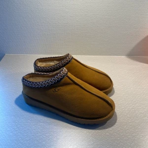 Uggs Tasman  - Tjena! Säljer nu mina as snygga Uggs Tasman i storlek 44. Skorna är aldrig använda och alltså i nyskick! Nypris runt 1700, mitt pris 1199! Priset är ej hugget i sten så hör av dig vid minsta fundering. 