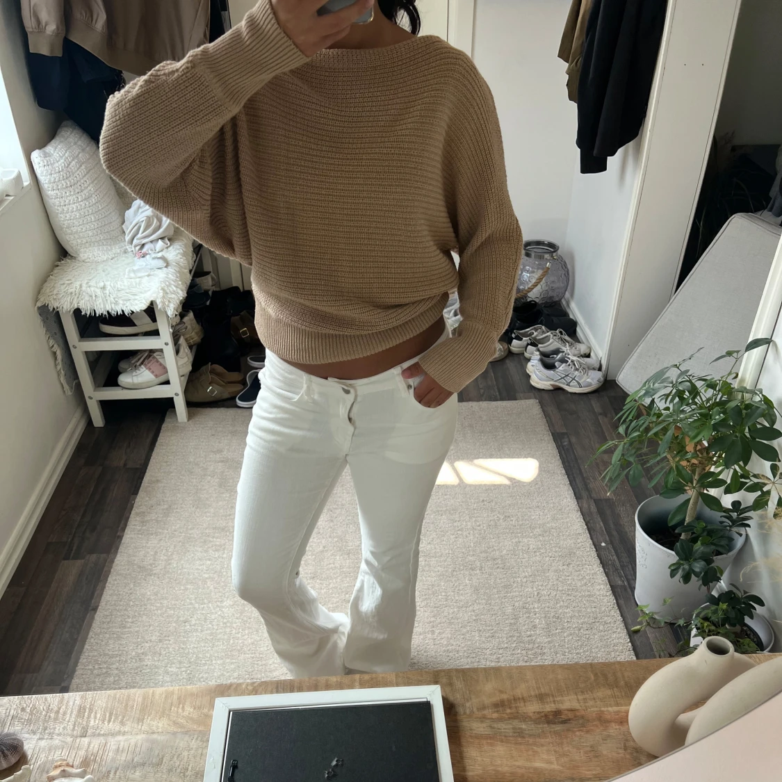 Beige stickad croppad tröja