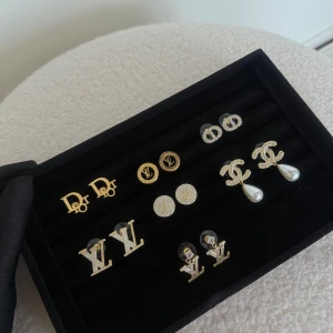 Örhängen - @luxaryvault på Instagram 