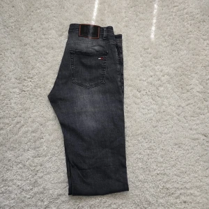 Hilfiger Denim Jeans - Helt ny oanvänd Hilfiger denim Jeans väldigt fin färg och stillig.  Priset kan diskuteras köpt från Turkiet