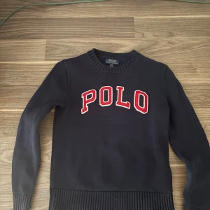 Polo Ralf lauren  - Fin stickad tröja från Ralf lauren i storlek 14-16 , färg marinblå och stor polo