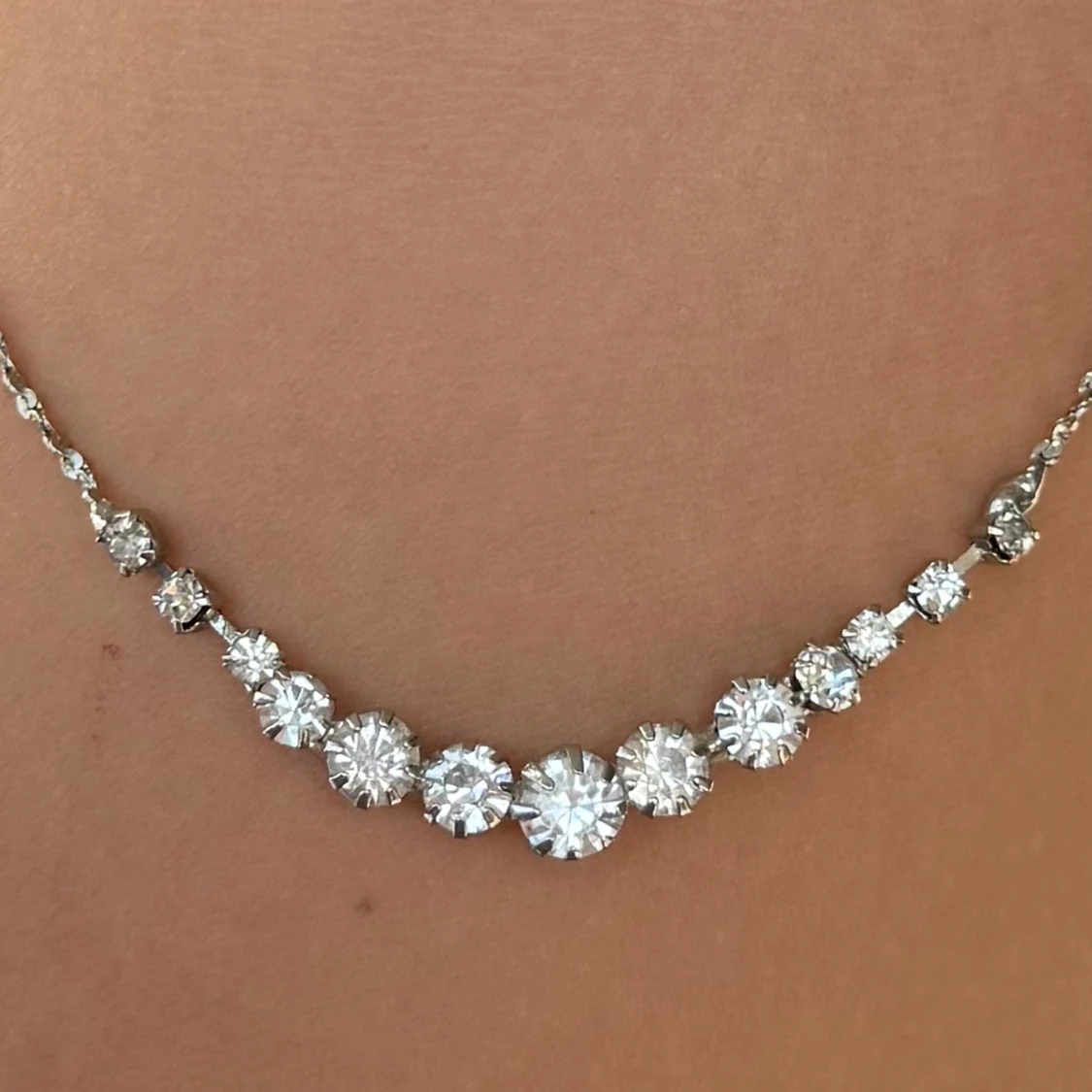 Glittrigt silverhalsband med stenar - 1