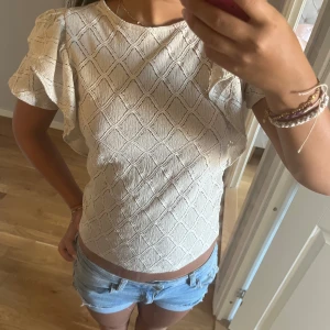 Beige blus  - Supersöt beige blus från Holly and whyte söker pga av använder aldrig 🩷