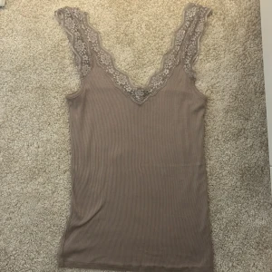 Beige linnetopp med spets - Supersnygg beige linnetopp med blommig spets, säljer pga kommer aldrig till användning🩷 aldrig använd 