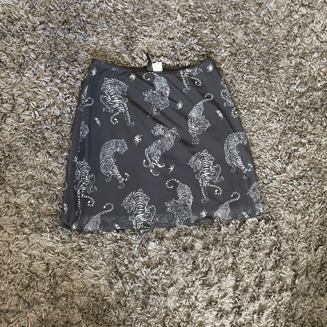 Svart kortkjol med tigerprint från H&M - 2