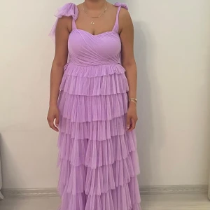 Balklänning Lace & Beads  - Jätte fin festklänning från lace & beads petite som man knyter vid axlarna. Använd endast 1 gång storlek 36 då den har stretch kan den även passa om jag storlek 38 också.