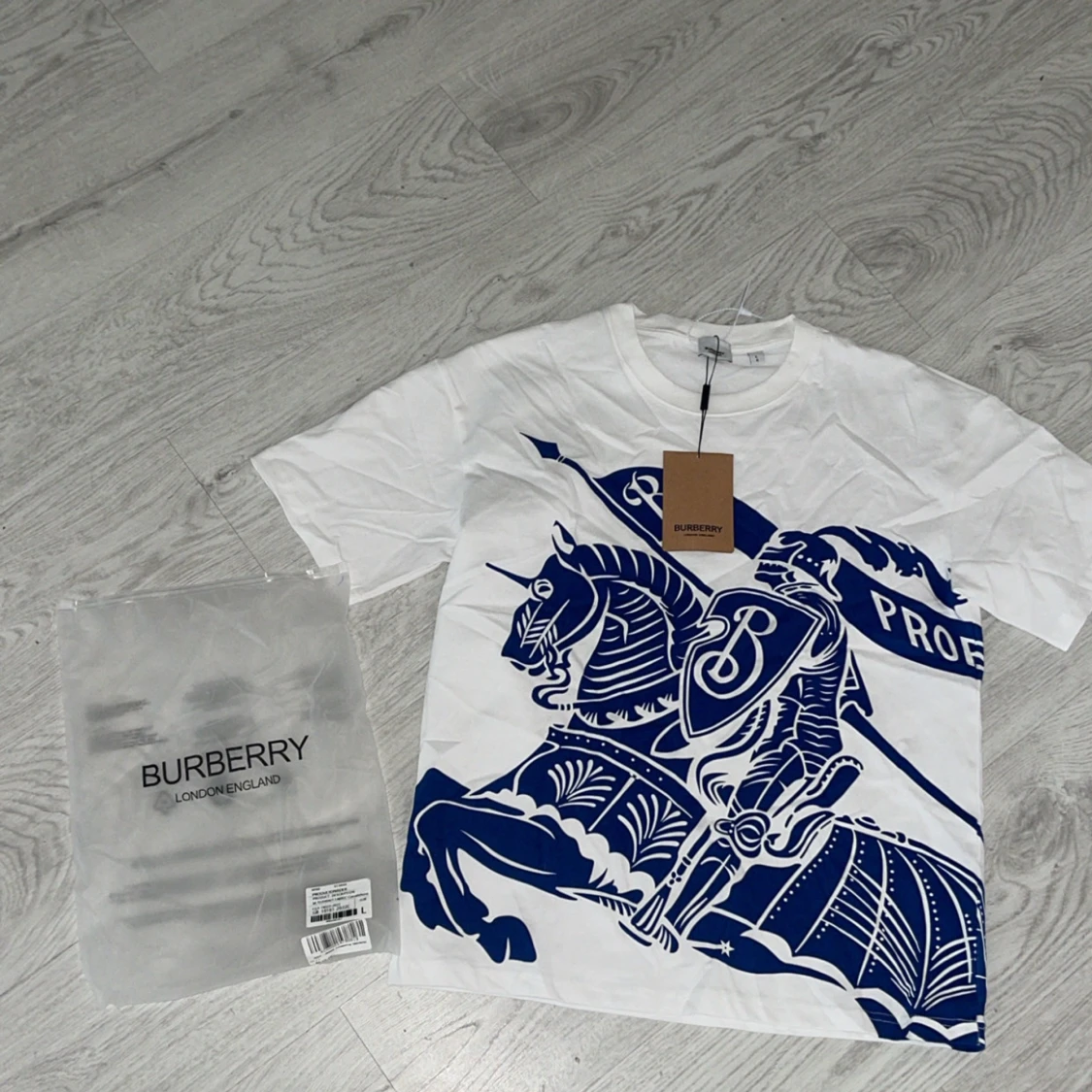 Vit Burberry t-shirt med blått tryck