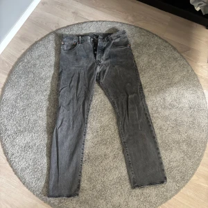 Levis jeans  - Säljer ett par Levis 501 i storlek W:33 L:32 dem är är i bra skick hör av er vid fler frågor 