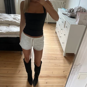 Vita spetsiga shorts från beTEEN - Vita spets shorts! Super sköna 🤍