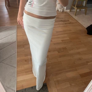 Vit långkjol med stretch - Så fin långkjol i bomull , med nervikt kant från Nelly 