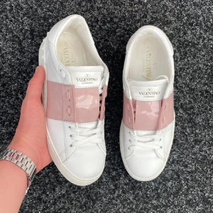 Valentino Open Rosa Tjejskor - Tjej skor från valentino vit rosa! Skorna är såklart äkta! Ny pris 8000 kr. Endast seriösa bud mottages!