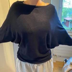 Marinblå topp med trekvart ärm - Kommer ej till användning längre! 