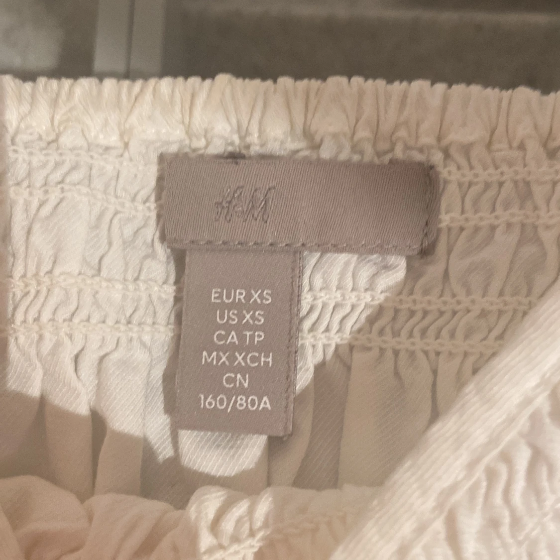 Vit smockad linnetopp från H&M XS - 2