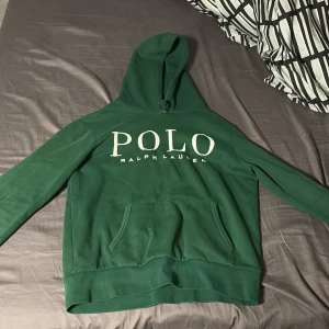 Riktigt fet Grön ralph lauren hoodie Strlk M - Ralph lauren hoodie storlek M, riktigt fet o unik färg. Väldigt bra skick. passar 175-185 beroende på vikt hör av er vid funderingaringar.