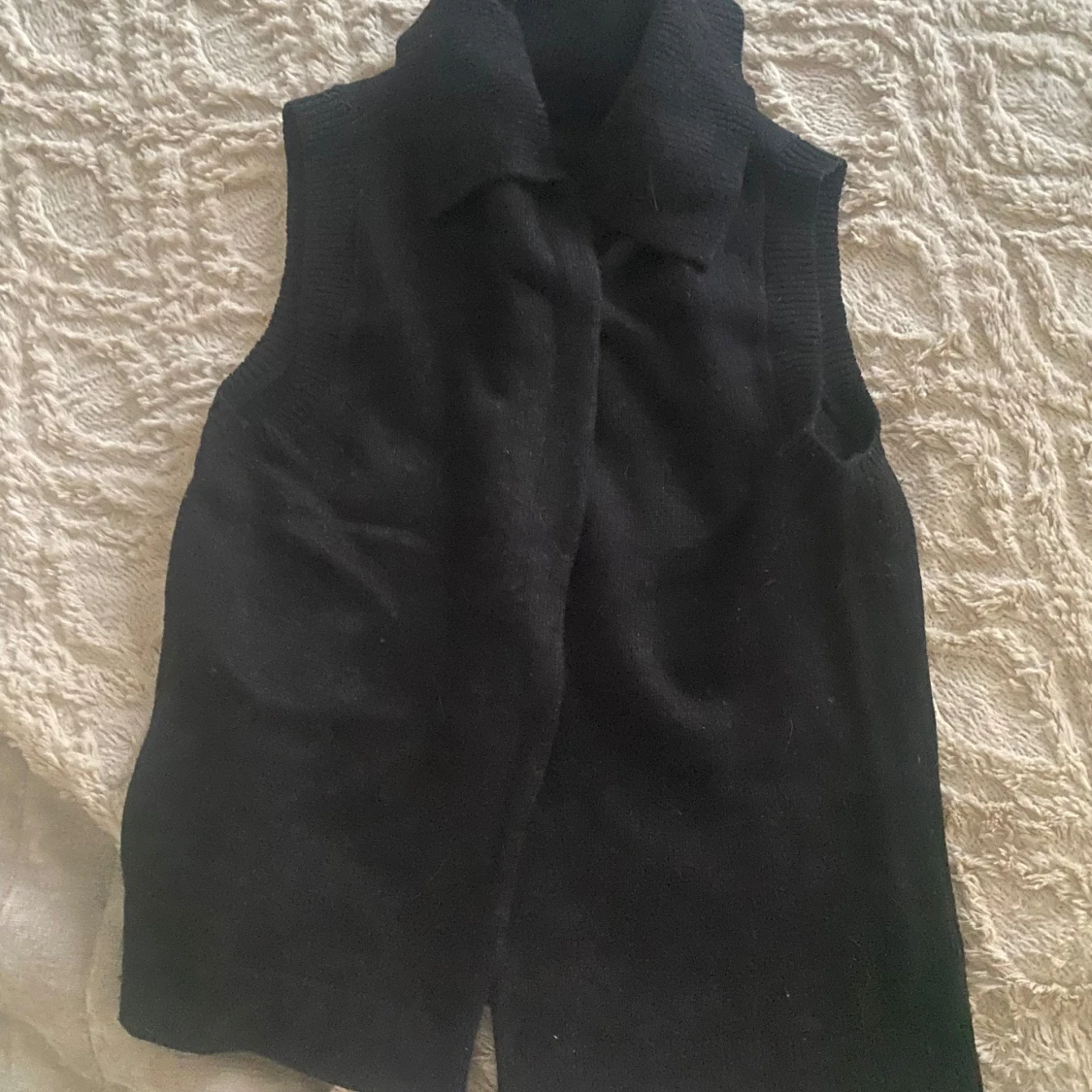 Svart stickad väst med krage