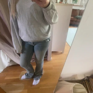 Grå hoodie - en grå hoodie från Gina!! den är lite använd men inga hål/fläckar🥰