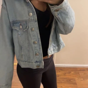 Jeans jacka  - Knappast andvänd, köpt den här på plick men va tyvärr för liten 