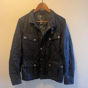 Barbour jacka - Säljer denna skit snygga barbour jackan i storlek S, jackan har en skit cool design och är i fint skick, hör av er vid funderingar!💯