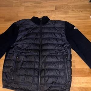  Moncler cardigan  - Fin Moncler cardigan i mörk blå passar till allt pris kan diskuteras 