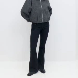 Svarta bootcut jeans med låg midja - Snygga svarta jeans med bootcut-modell och låg midja. Byxorna har en basic design och är tillverkade i ett stretchigt jeanstyg som sitter bekvämt. Perfekta för dig som gillar en trendig look. Jeansen är från Gina Tricot och heter low waist bootcut jeans💕Jeansen är i fint skick, nypris 500kr
