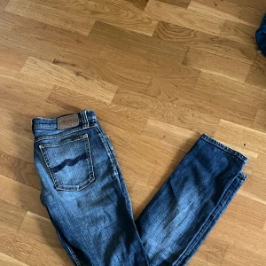 Blå jeans från Nudie Jeans Co - W28 L32 Mer mot den slim varianten av jeans har växt ur dom ( tränat för mycket ben hahah😅)