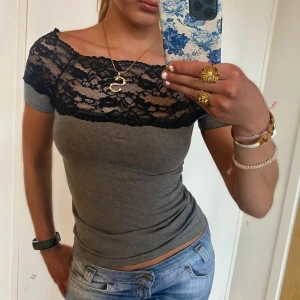 Trendig spetstopp offshoulder  - Sååå snygg trendig off shoulder spets topp, snygg på fest och nu i sommar!! Köp via köp nu direkt eller Swish, jag är 166, Kvar tills markerad som såld ❤️lånade bilder