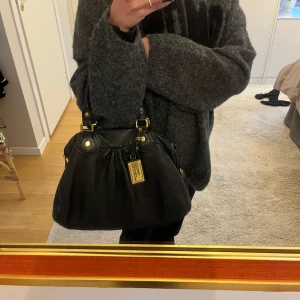 Svart handväska från Marc by Marc Jacobs - Säljer denna sjukt snygga väska från Marc Jacobs. Är i jättebra skick och som ny ut på utsidan, med några fåtal fläckar på innertyget🤍