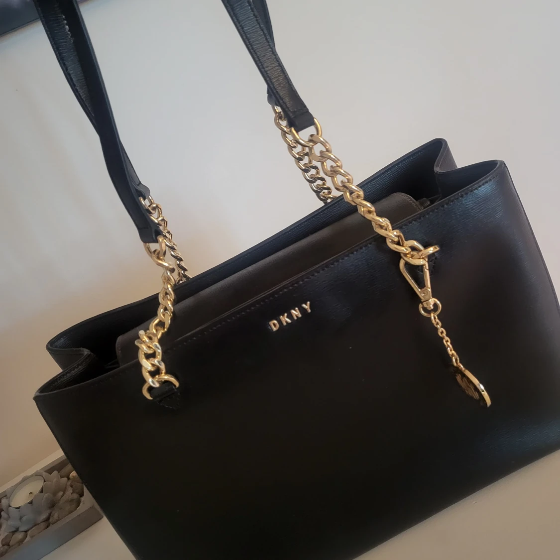 Svart handväska från DKNY med guldkedja