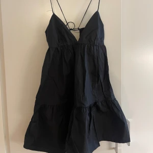 Svart miniklänning - Gullig svart miniklänning från zara, strl s