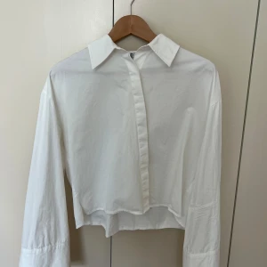 Vit skjorta från Wakakuu Icons  - Vit skjorta i 100% bomull från Wakakuu Icons. Något kortare och boxigare i modellen med vida långa ärmar! 