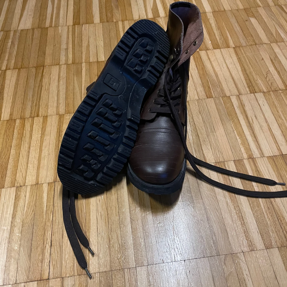 Bruna kängor i skinn med grov sula - 2