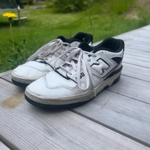 Vita och svarta New Balance sneakers - New Balance som jag säljer pga jag använder dom ej längre. storlek 42