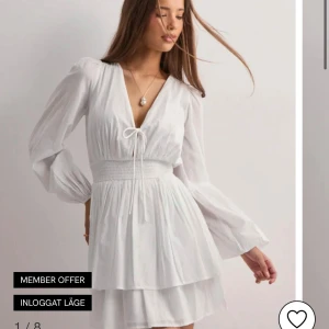 Nelly vit klänning - Jag säljer denna pga den passar inte i storlek på mig💗 Den är aldelens ny och aldrig använd bara testad en gång. Lappen sitter kvar och jag kan skicka den i paketet den kom i, den är i storlek 32/xs/xss. Pris kan diskuteras!💕
