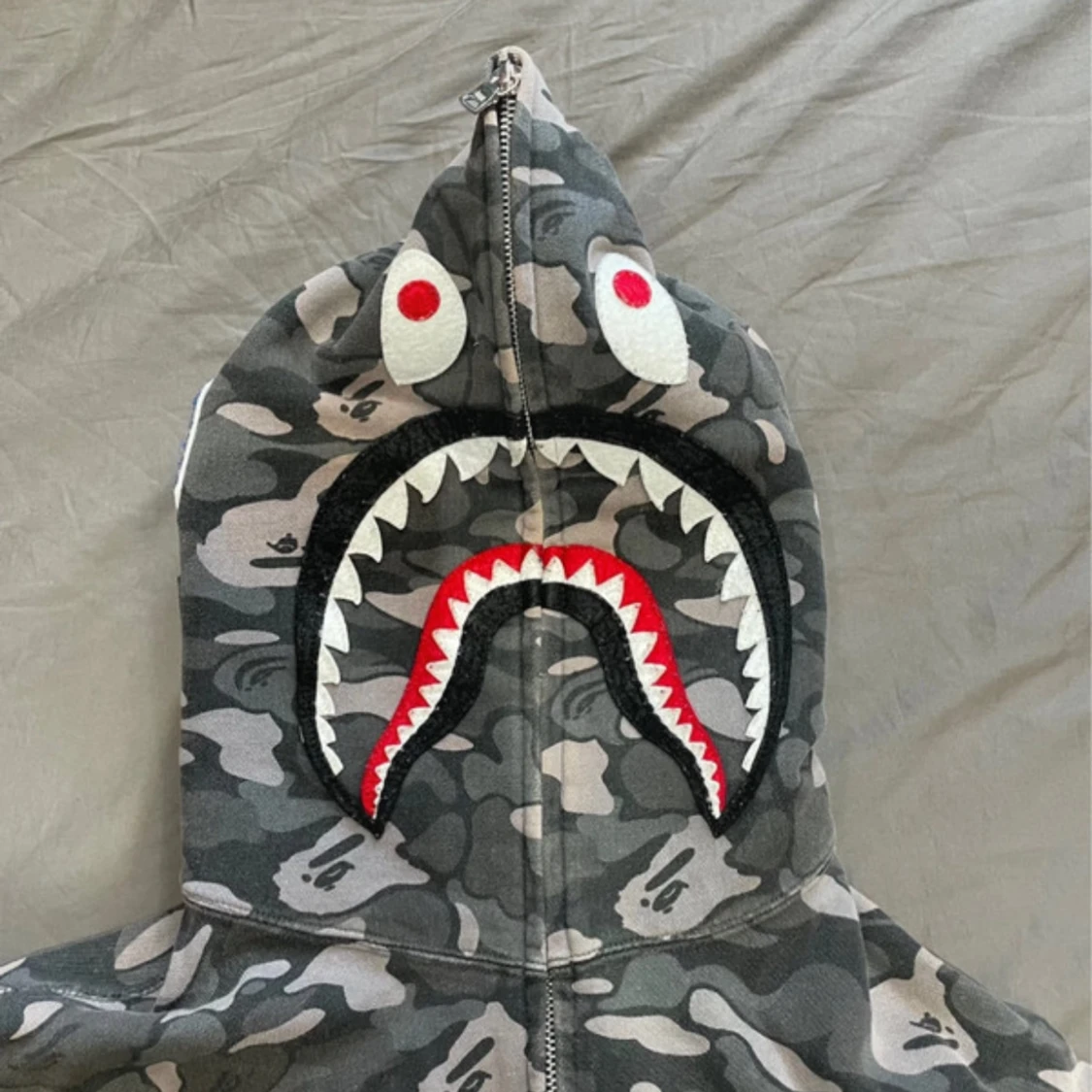 Grå camo hoodie från A Bathing Ape