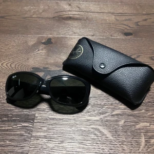 Ray Ban solglasögon  - Ett par Ray ban RB 4101 Jackie ohh 601 3N. Dom är använda men i mycket bra skick, nypris ligger runt omkring 2 000kr. Bara att höra av sig vid frågor