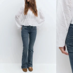 Low waist bootcut jeans! - Supersnygga low waist bootcut jeans med fina detaljer på bakfickorna! Helt nyköpta och endast testade en gång. Säljer då jag köpte en för liten storlek. 😊Byxorna är väldigt användbara och passar till allt! Hör av er för fler bilder, ev prisförslag eller frågor!💓 Nypris 500kr.