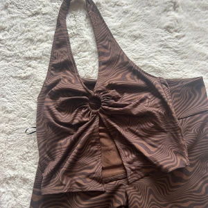 Matchande set - Brunt halterneck topp med matchande byxor från H&M. Använt en gång! 🤎🥥