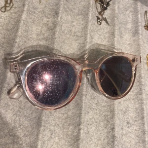 Söta solglasögon - Lite retro vibes>> supersöta rosa solglasögon köpta från Glitter. Perfekt nu till sommaren☀️Mycket bra skick, då de knappt är använda:) Vid mer info osv, hör gärna av dig🩷