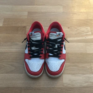 Nike Dunk Low Chicago split - Säljer de pga de är för små. Jag fraktar inte så du måste träffa mig i Göteborg eller hämta upp de hos mig. Tvättar de innan de blir sålda.
