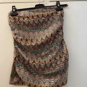 Missoniliknande tube topp - Skitsnygg tube topp med missoni liknande mönster och dragkedja på sidan 