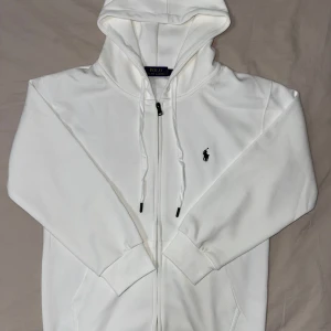 Ralph Lauren kofta. - Säljer min nya Ralph Lauren kofta som jag haft endast 1 vecka. Helt ny (oanvänd) i storlek S. Frakt ingår och pris går att diskutera vid snabb affär.