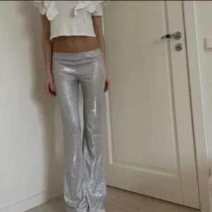 Glitterbyxor - Supersnygga glitterbyxor från hm som är perfekta till exempelvis en temafest!! Aldrig använda av mig, bilden är lånad från tjejen jag köpte de av. 