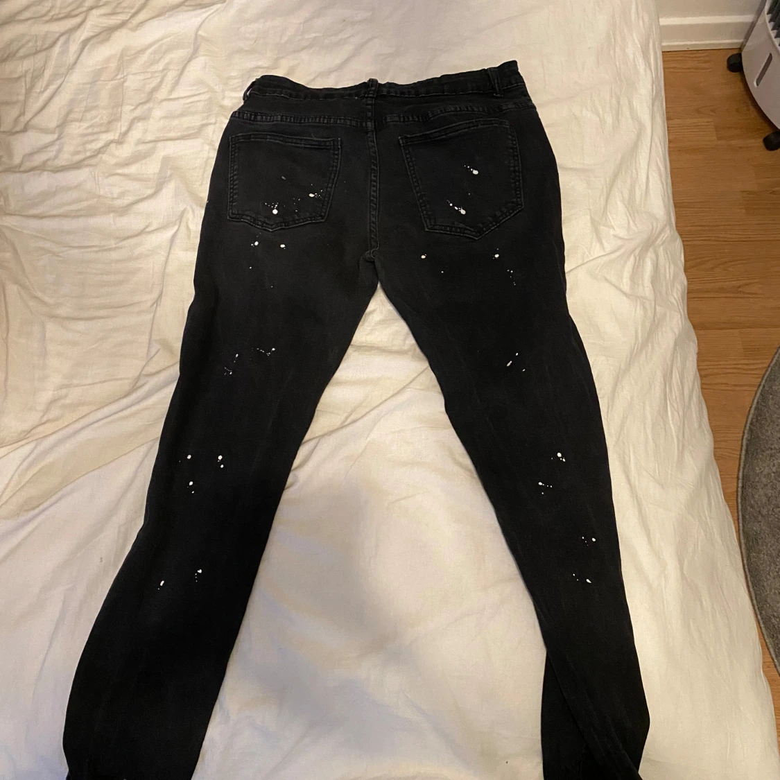 Svarta ripped skinny jeans med färgstänk - 1