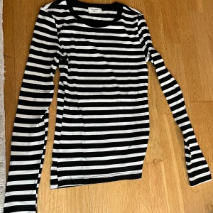 Randig tröja  - Långärmad svart vit randig tröja från Gina Tricot. Aldrig använd och är i strl xs!