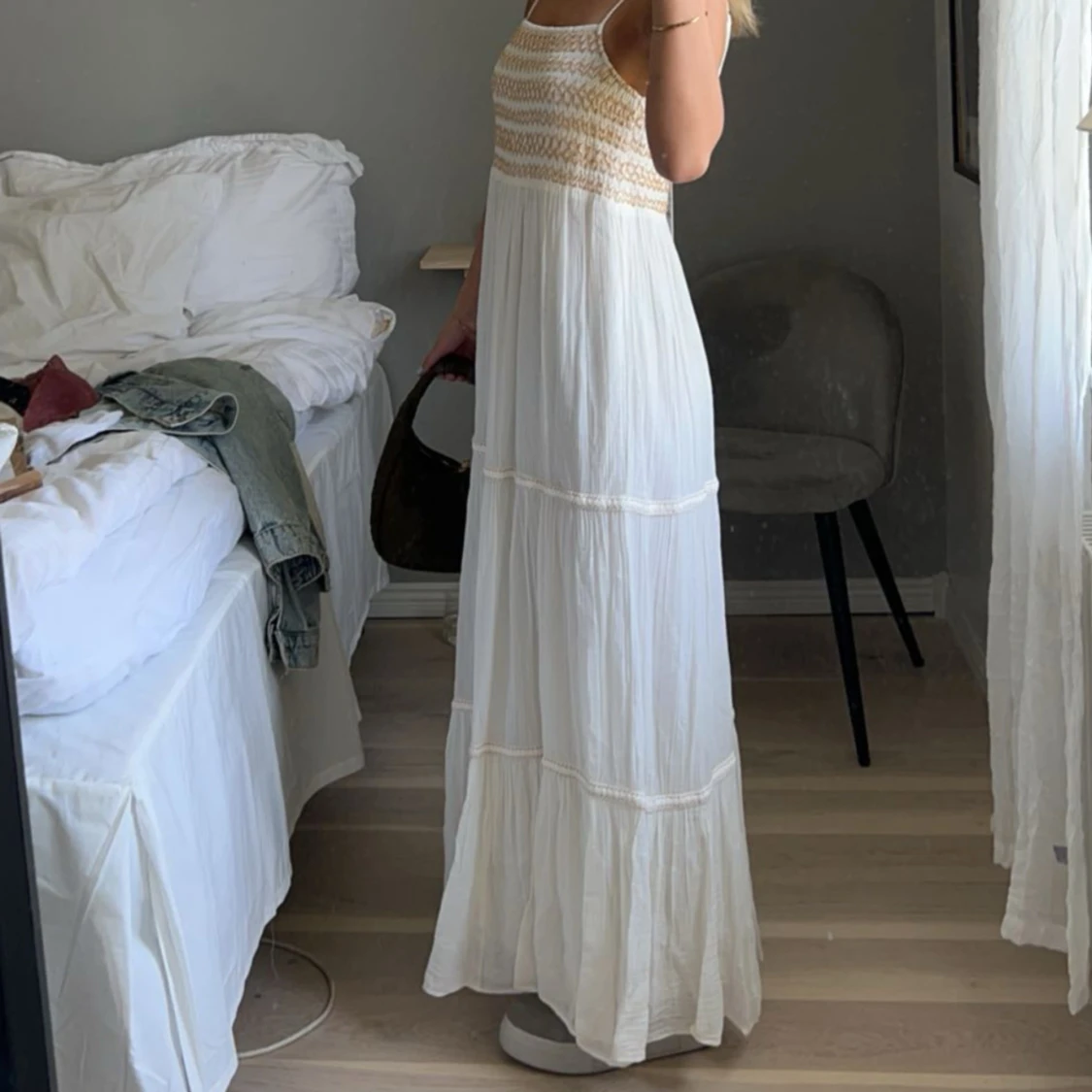 Vit långklänning med virkade detaljer - 1