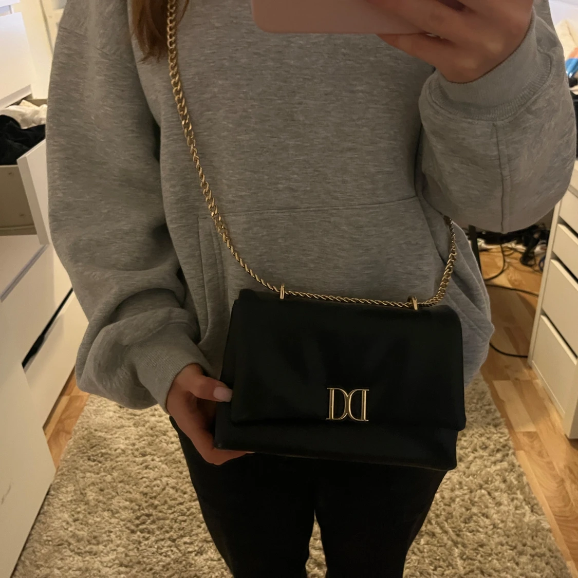 Svart axelväska med guldkedja  - 2
