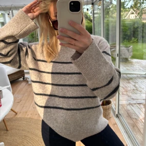 Randig tröja Vero Moda - Mysig beige, randig stickad tröja från VeroModa💛 Storlek S!